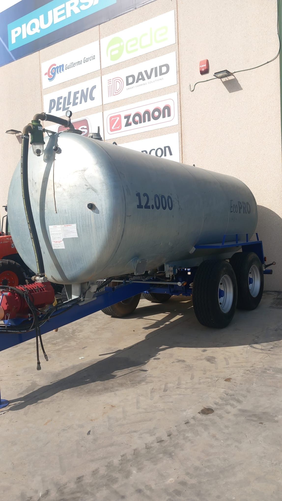 Alquiler de Cisterna Galvanizada de 12.000 Litros en Madrid – Eje Tándem y Depresor Hertell website