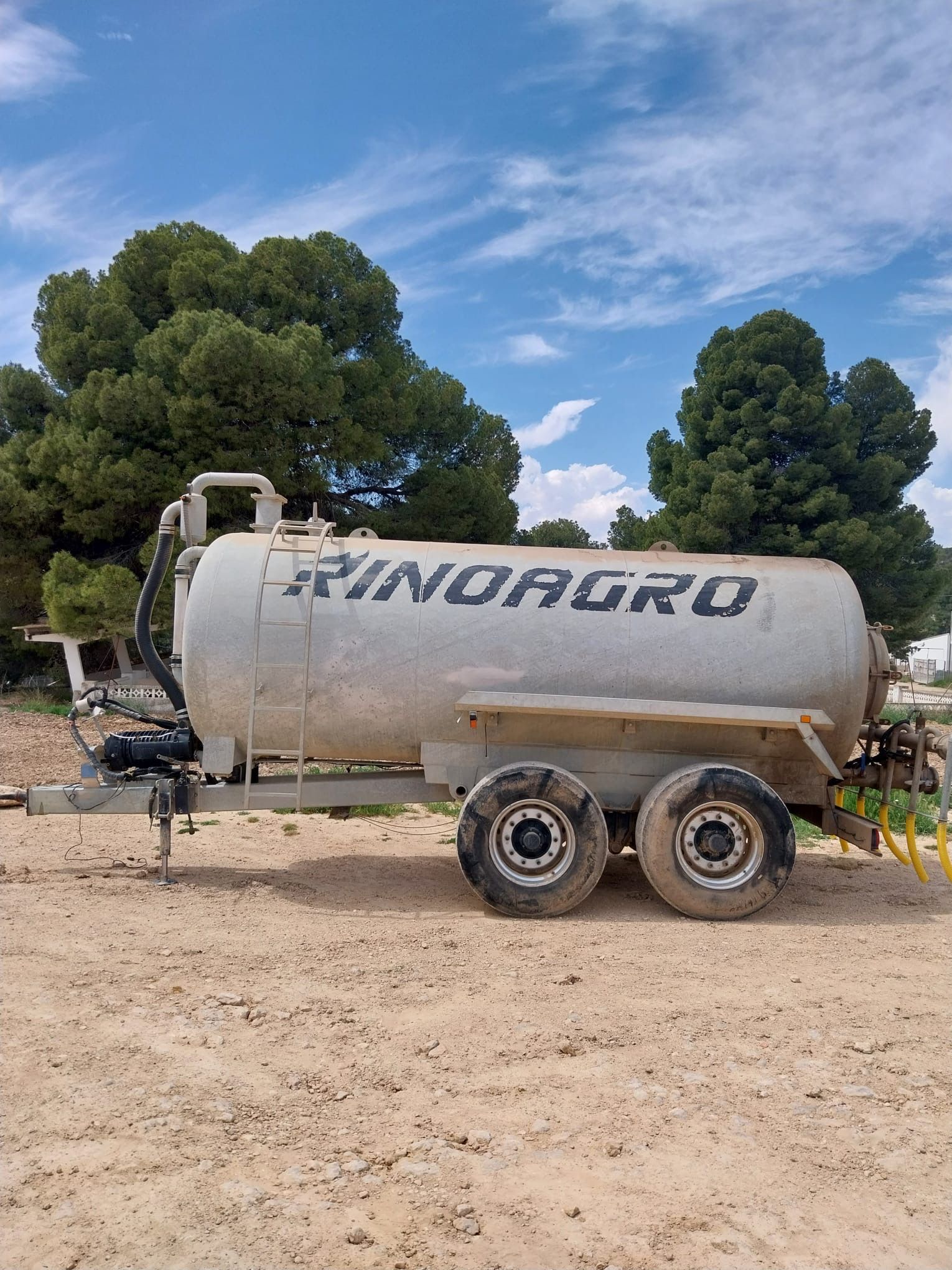 Alquiler Cisterna Galvanizada  de Agua 12000 litros Tandem website