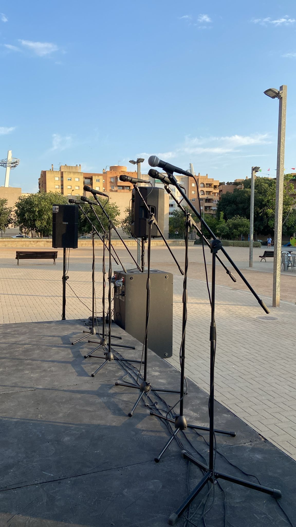 Alquiler de altavoces profesiones y Microfonos website