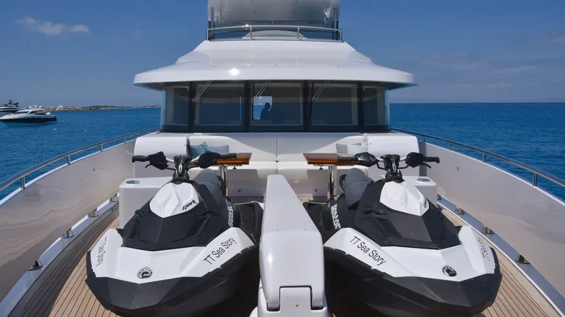 Alquila el Mega Yate Vanquish VQ82 SEA STORY en Ibiza website