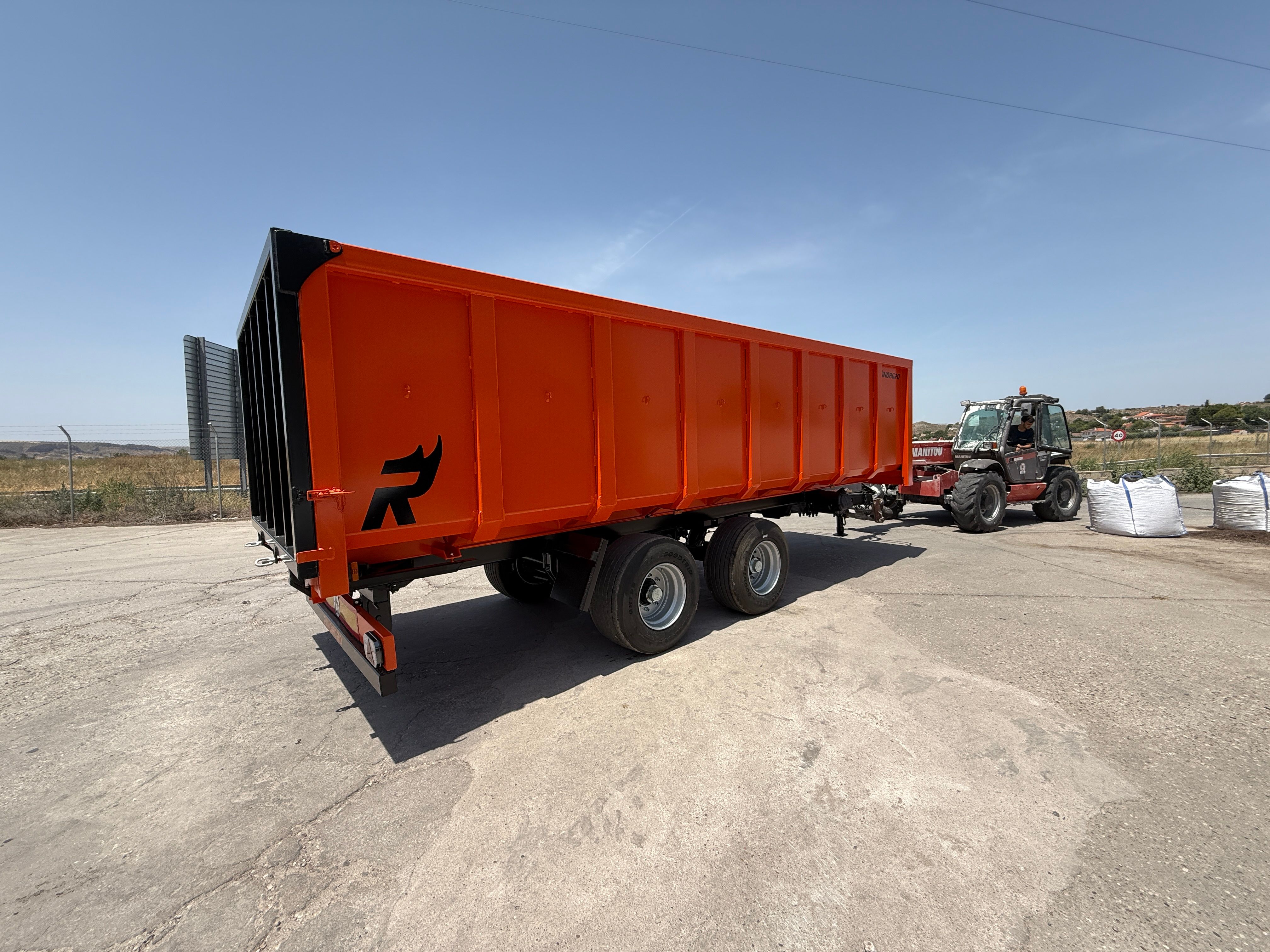 Alquiler remolque agrícola bañera Rinoagro tándem direccional — 23 m³, ideal cereal, frutos secos y aceituna website