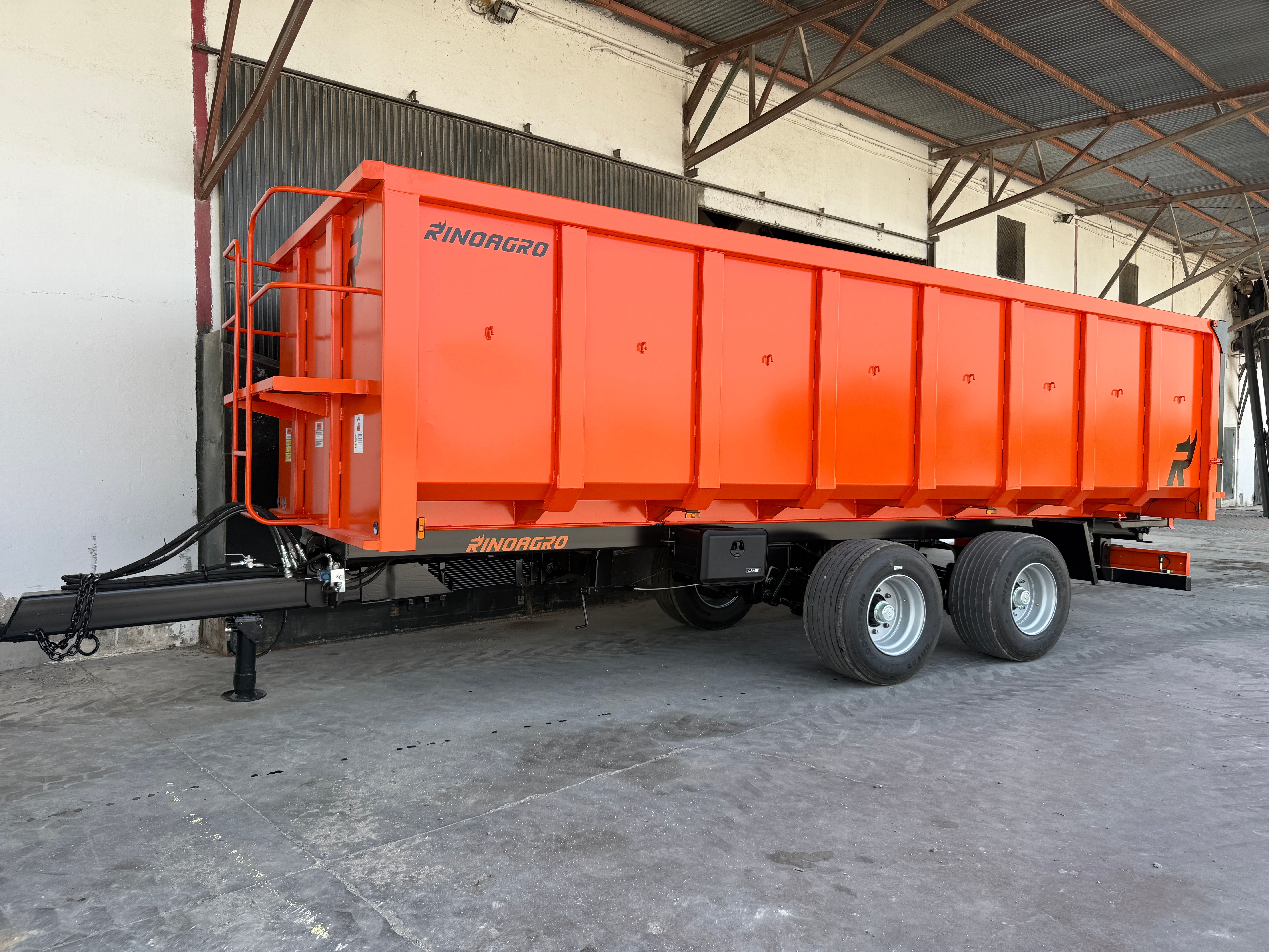 Alquiler remolque agrícola bañera Rinoagro tándem direccional — 23 m³, ideal cereal, frutos secos y aceituna website