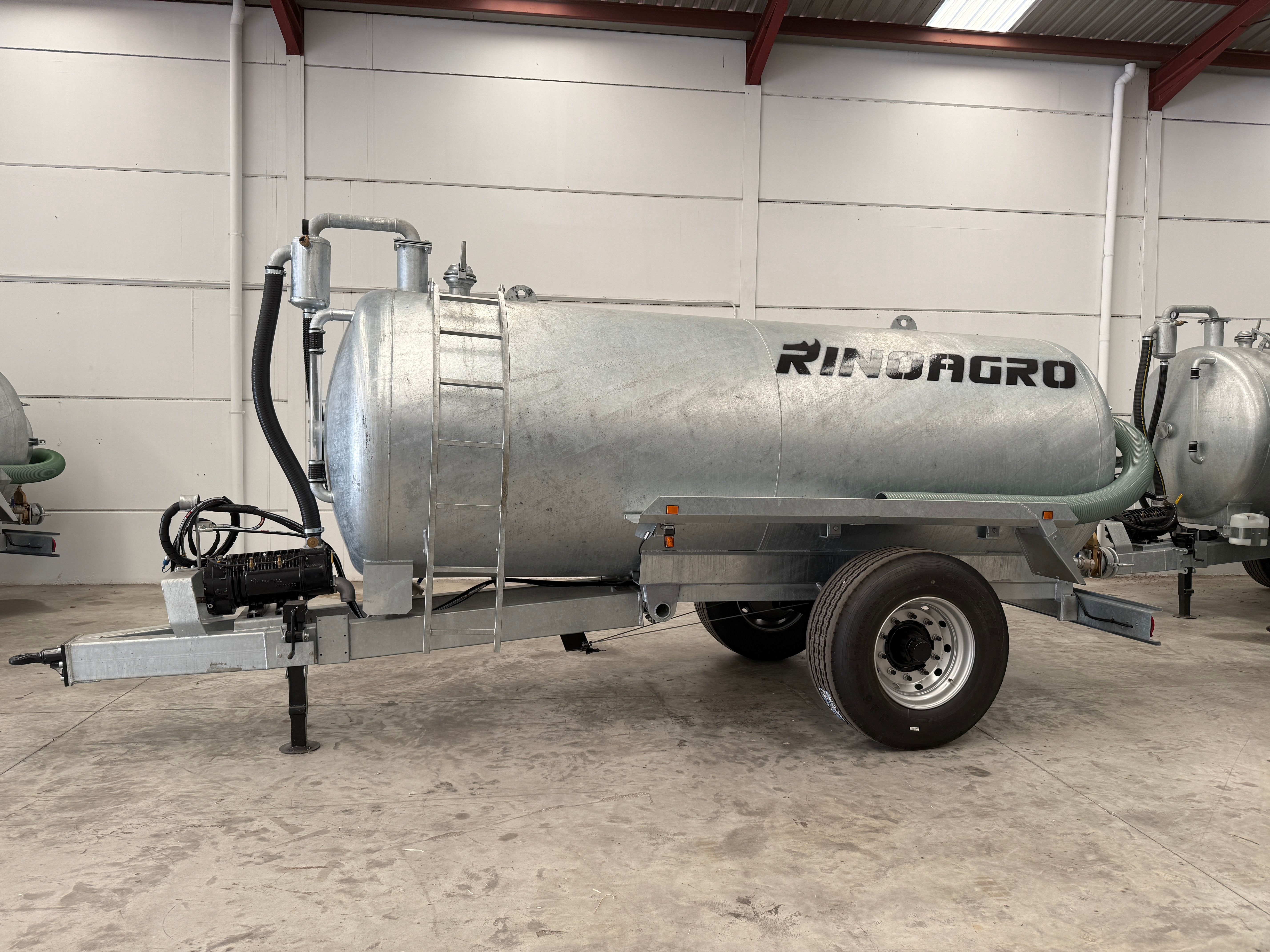 Alquiler cisterna Rinoagro galvanizada 9000 L  agua riego ganado y obras civiles website