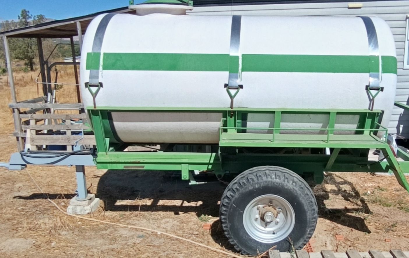 Alquiler de cuba de agua y remolques agrícola basculante  website