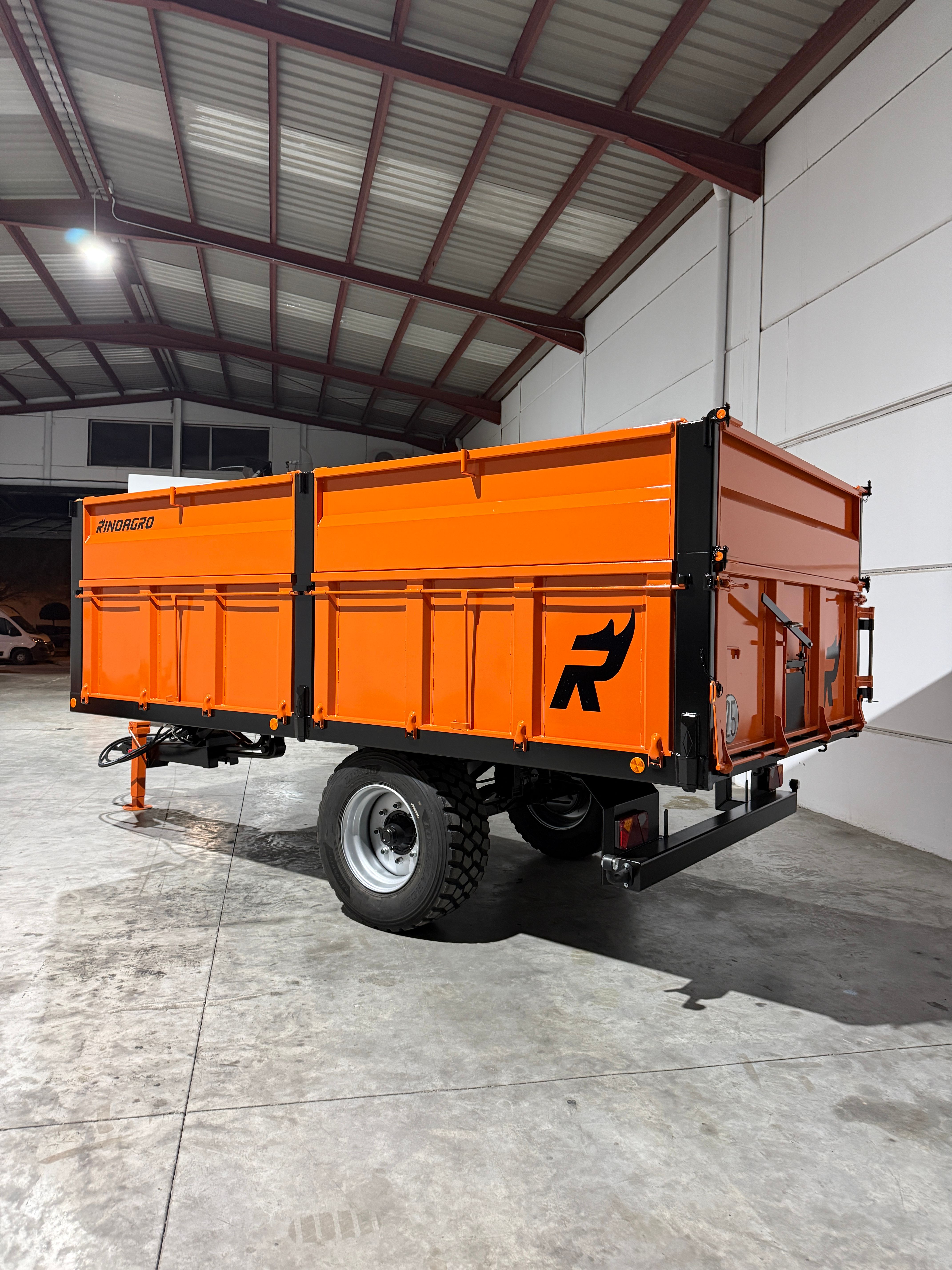Renting de Remolque Agrícola RINOAGRO 9000 kg  Laterales Abatibles 1 Eje website