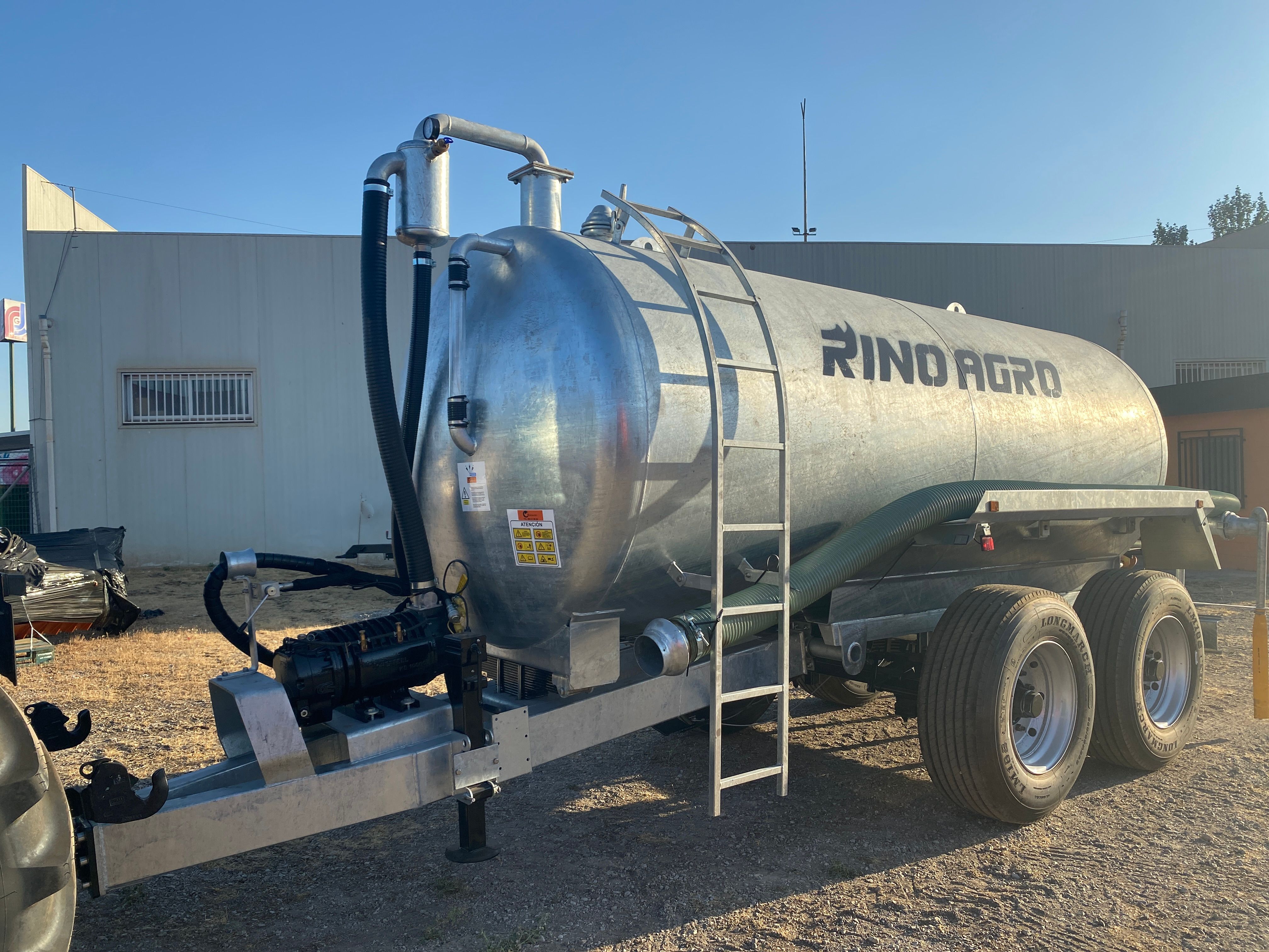Alquiler de Cisterna de Agua 10000l  Tándem  website