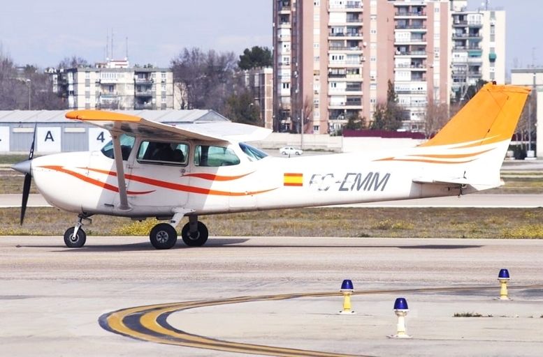 ALQUILER DE AVION CESSNA 122 website