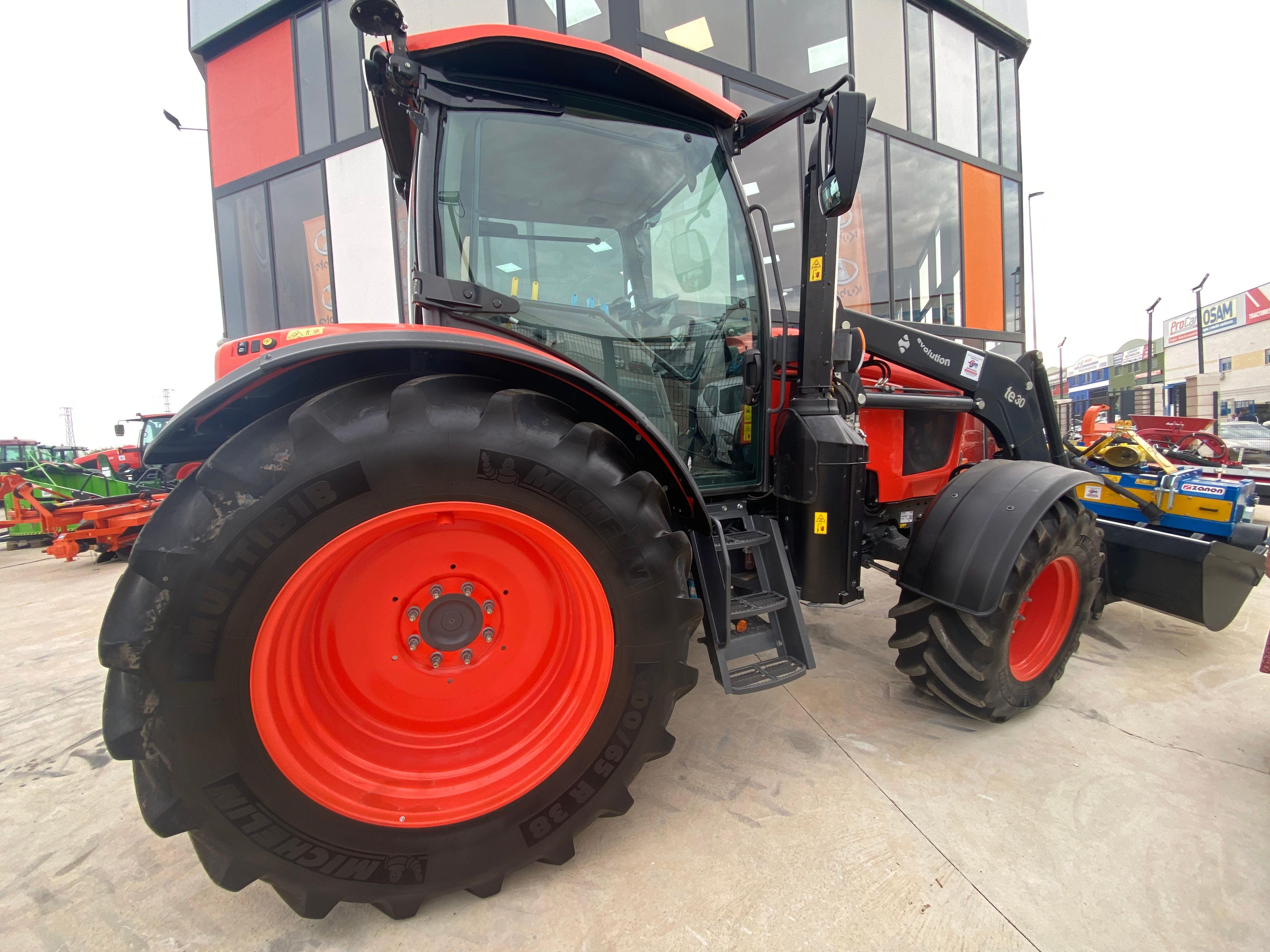 Alquiler Tractor Kubota M6 132  Con Pala en Alcalá de Henares website