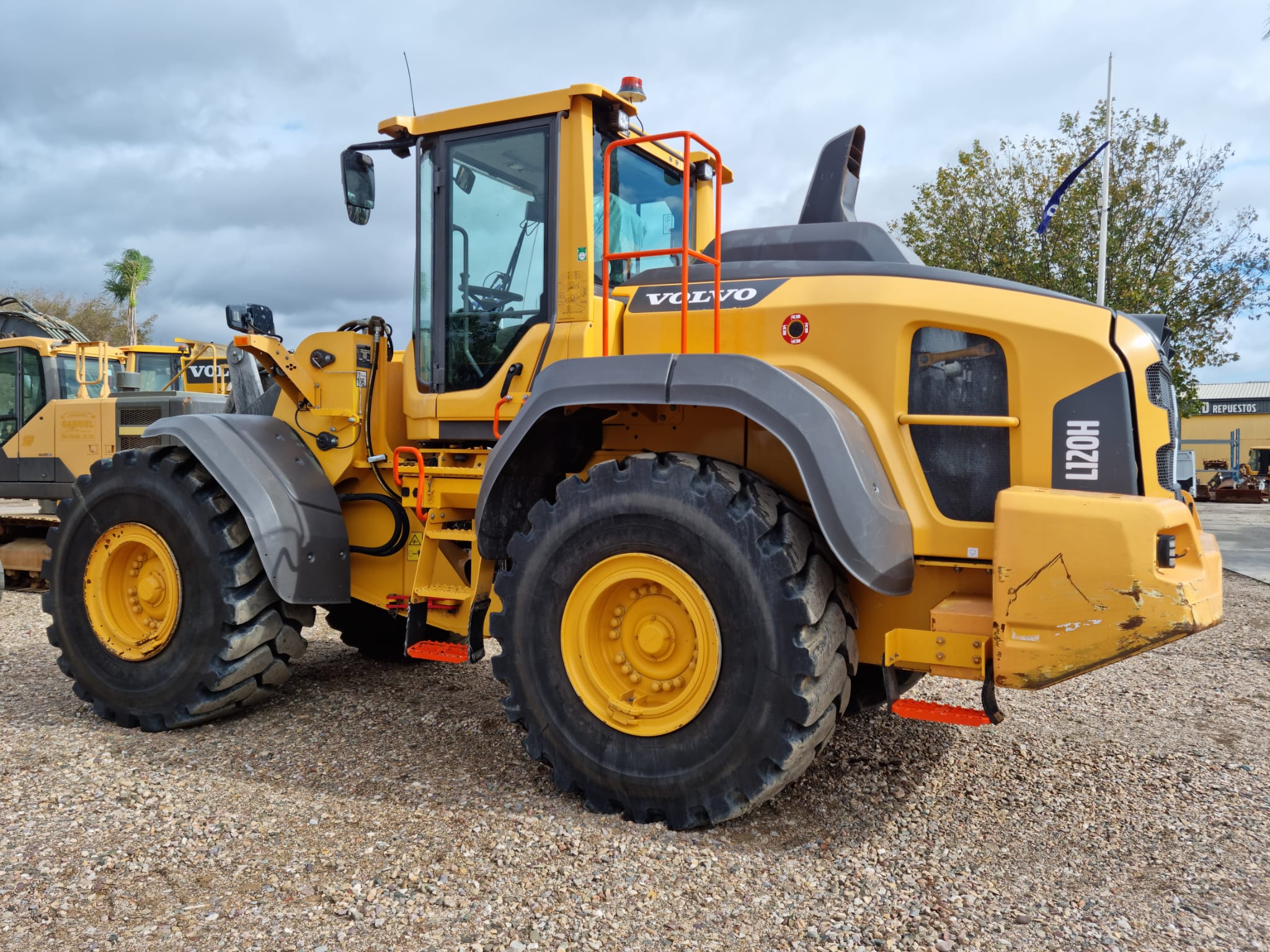ALQUILER PALA CARGADORA VOLVO L120H website