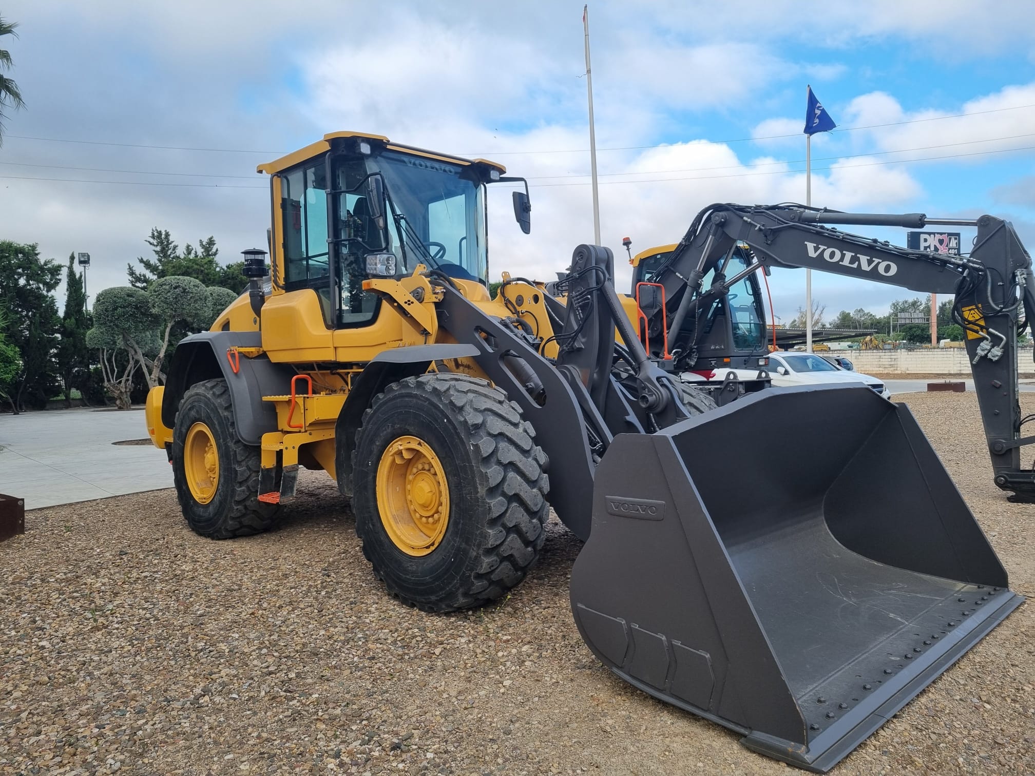 ALQUILER PALA CARGADORA VOLVO L110G website