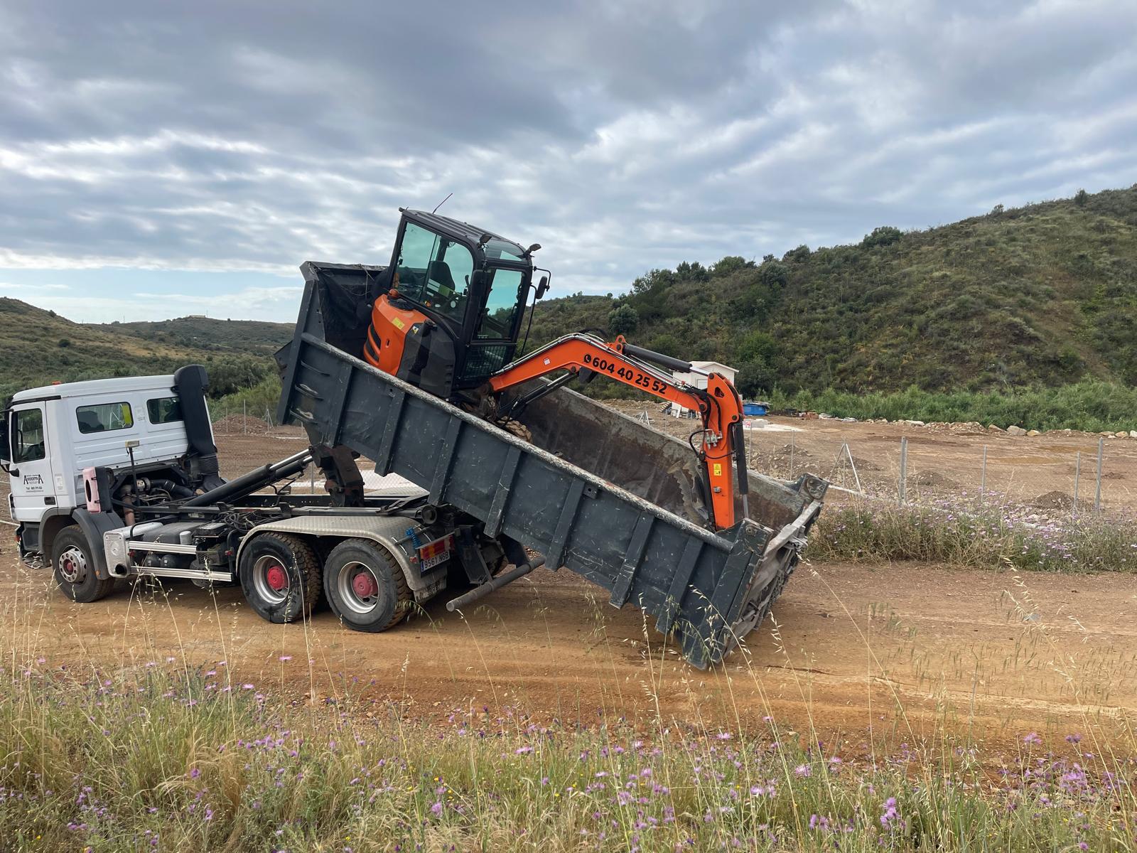 Trabajos de movimiento de tierras con  mini excavadora website