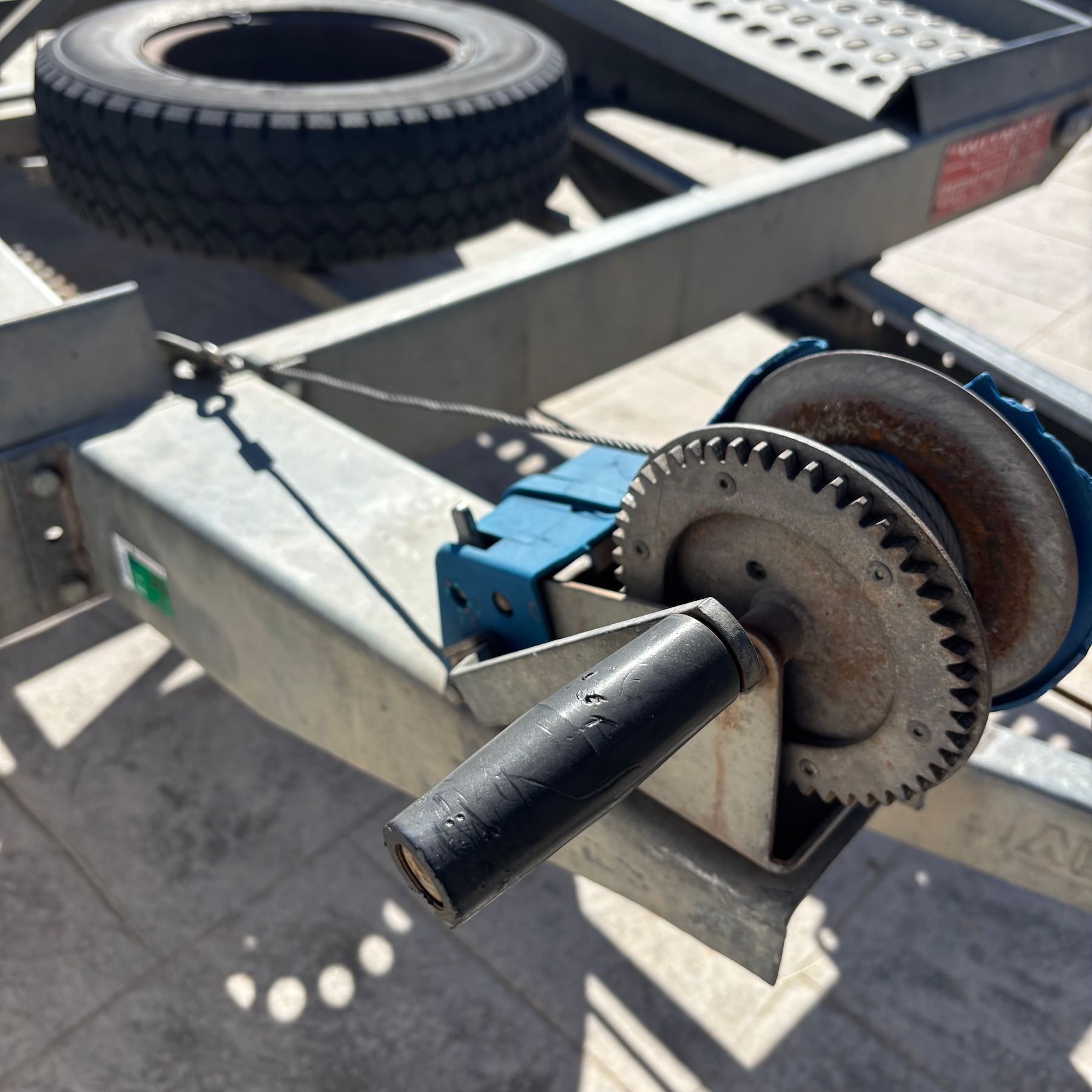 Alquiler de Remolque Plataforma en Granada – MMA 2.700 kg, Gran Capacidad de Carga website